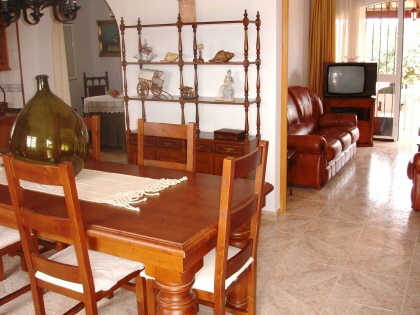 Wohnbereich und Esszimmer sind miteinander verbunden.