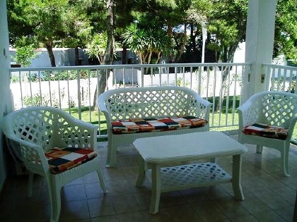 Die Terrasse vor dem Haus bietet genügend Platz.
