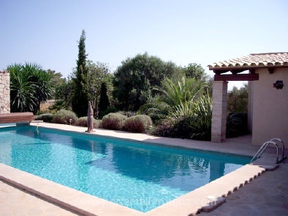 Der Pool ist umgeben von sonnigen Terrassen