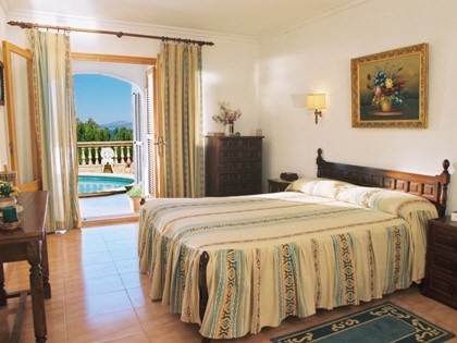 Eines der Schlafzimmer mit Umkleideraum und Bad en Suite.