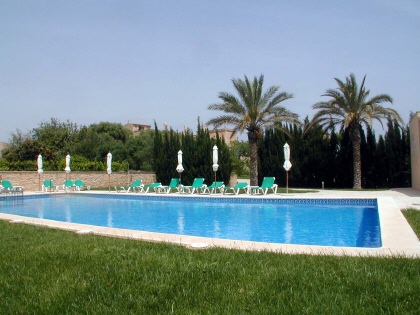 Der grosse Pool und die Sonnenterrasse laden zum verweilen ein.