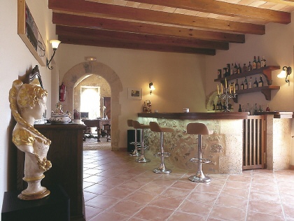 Innenansicht: Die schöne Bar im rustikalen Stil.