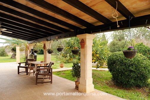 Überdachte Terrasse des Landhauses
