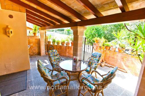 Überdachte großzügige Terrasse