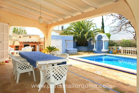 Überdachte Terrasse am Pool