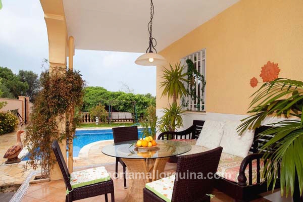 Überdachte Terrasse mit Poolzugang