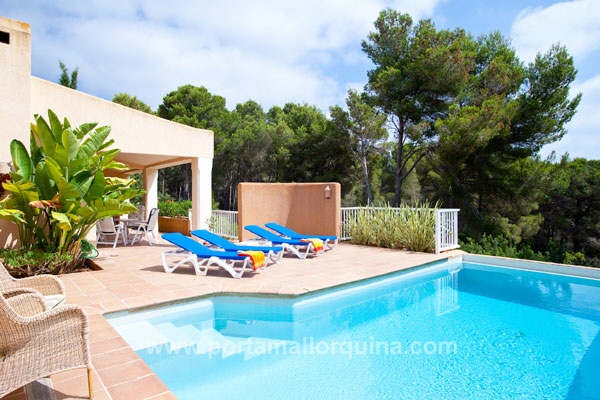 Pool und sonnige Terrasse
