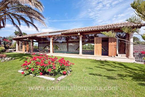 Ein Highlight der Finca: der überdachte Pool