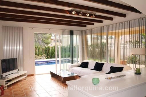 Modernes Wohnzimmer mit Poolzugang