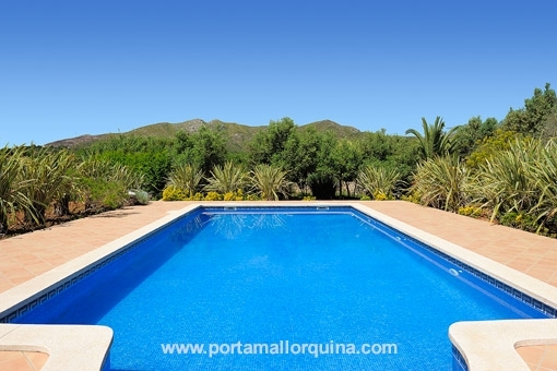 Der Pool ist umgeben von einer malerischen Landschaft