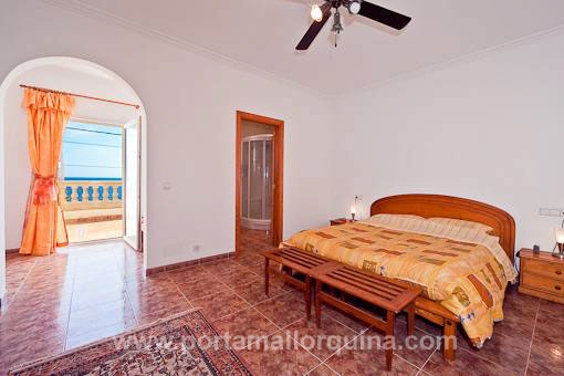 Hauptschlafzimmer mit Bad en Suite und Meerblickterrasse