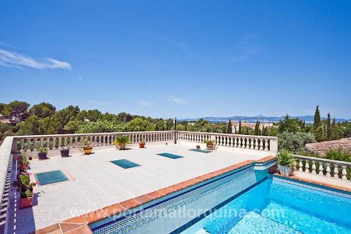 Die weitläufige Poolterrasse mit schönem Panoramablick
