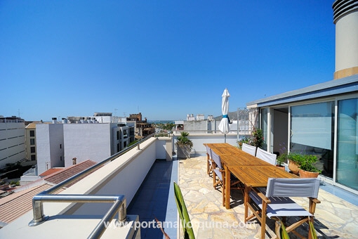 Fantastische, großzügige Dachterrasse mit Blick Richtung Meer