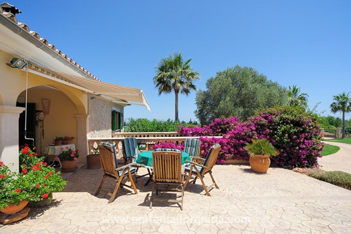 Sonnige Terrasse und der traumhafte Garten
