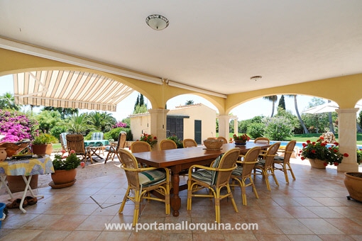 Terrassenbereiche und Pool