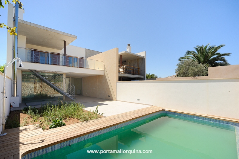 Außenansicht des modernen Hauses mit Pool