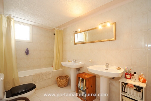 Helles Badezimmer