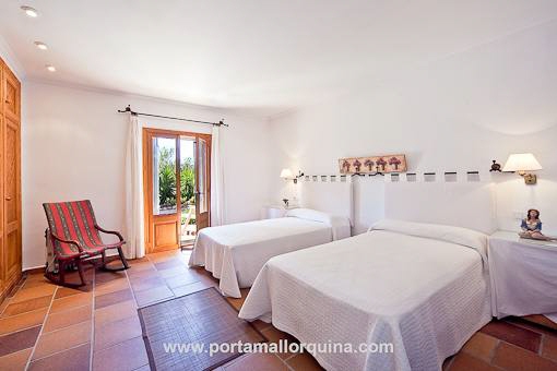 Schlafzimmer mit Einbauschrank und Zugang zur Terrasse