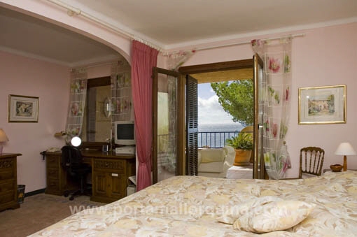 Schlafzimmer mit direktem Zugang zur Terrasse