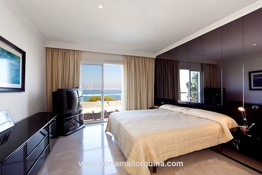 Schlafzimmer mit Zugang zum Balkon