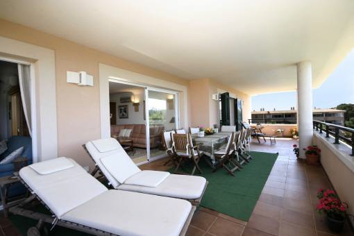 Großer überdachter Balkon