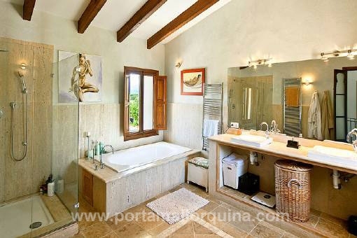 Modernes Badezimmer