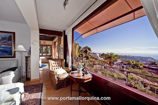 Panoramablick auf das Umland und Meer vom Wohnzimmer