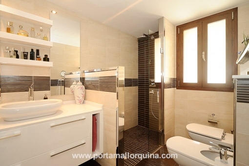 Modernes Badezimmer