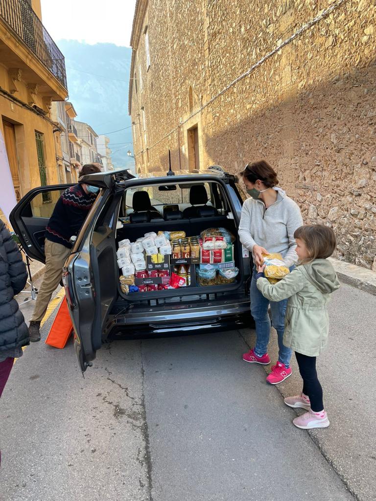 Nicky Neumann unterstützt tatkräftig die Lebensmittelausgabe von Hope Mallorca in Pollensa