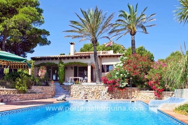 Traumvilla mit Panoramarundblick auf das Meer und den Strand von Canyamel