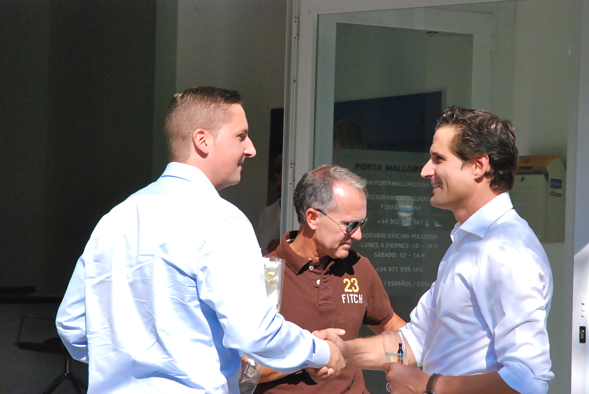 Sebastian Boelger (re.) begrüßt Porta Mallorquina Kollegen Beatus Zimmermann, Franchisepartner für die Langzeitvermietung auf Mallorca.