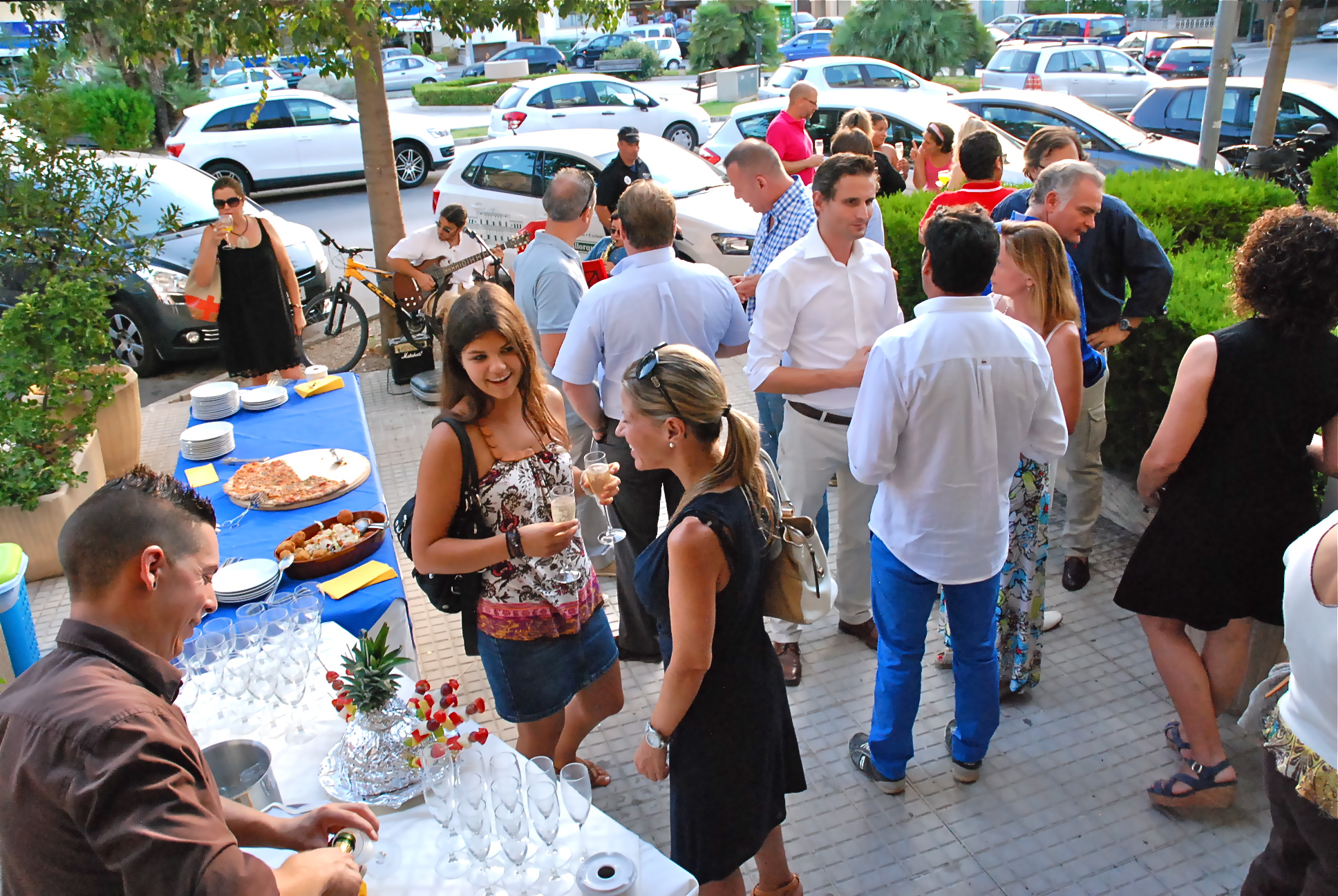 Gäste vor dem Shop in Pollensa