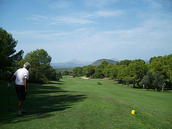 Der Golfplatz Poniente im Südwesten ist bekannt für seinen üppigen, alten Baumbestand. Golfplatz Poniente