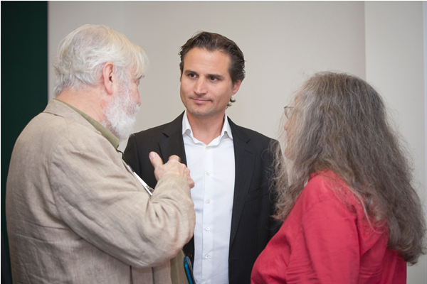 Sebastian Boelger (Mitte), Leiter der Verkaufsregion Nord,  im Gespräch mit Kunden.