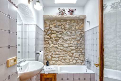 Schöne Natursteinwand im Badezimmer