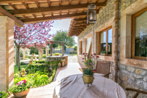 Überdachte Terrasse im Garten