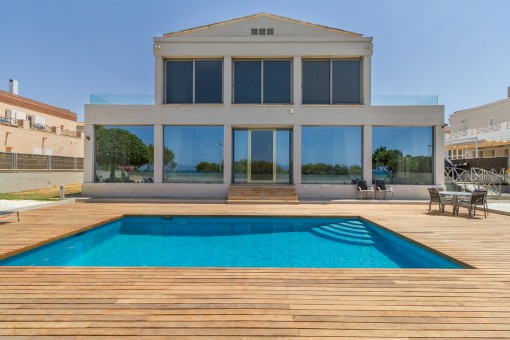 Außenansicht der Villa mit Pool