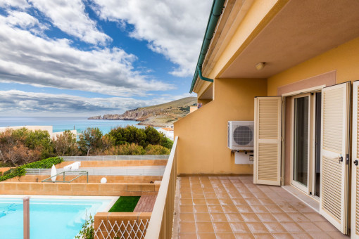 Helles 2-stöckiges Reihenhaus mit Meerblick in Cala Mesquida