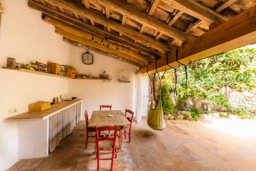 Große, überdachte Terrasse