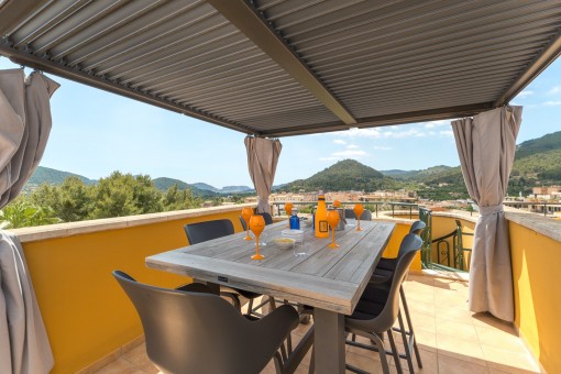 Helles Penthaus mit privater Dachterrasse und Gemeinschaftspool in Andratx