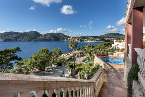 Geräumige Villa mit Pool und Panoramameerblick in Camp de Mar