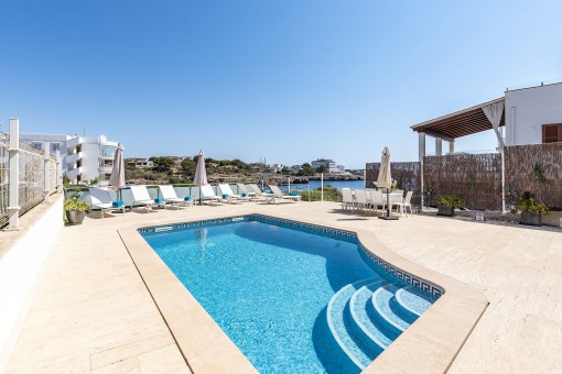 Großer Pool- und Terrassenbereich