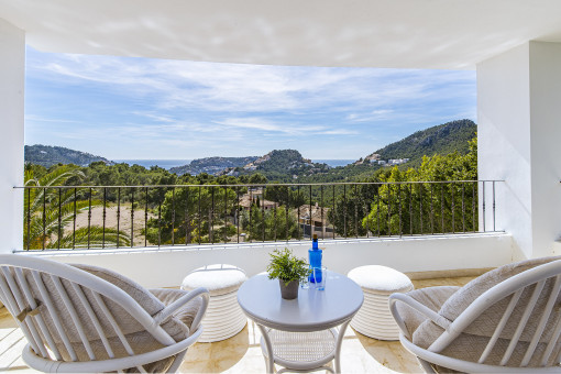 Überdachte Terrasse mit Meer- und Landschaftsblick