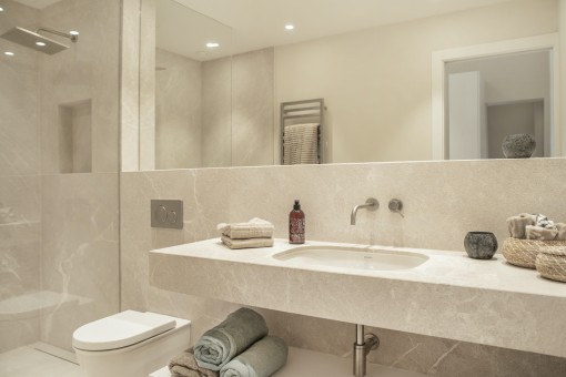 Nobles Badezimmer mit ebenerdiger Dusche
