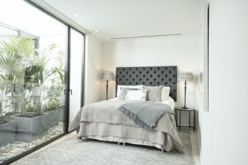 Schlafzimmer mit Blick in den oPatio