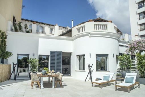 Außenansicht und sonnige Terrasse der Wohnung