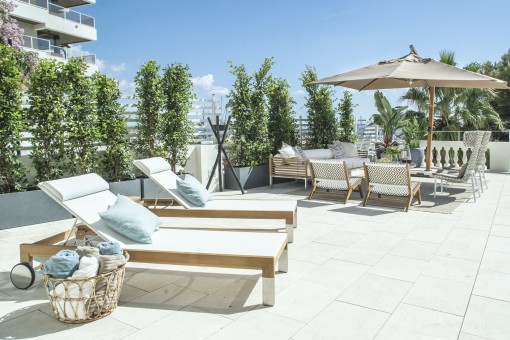 Sonnenliegen auf der Terrasse