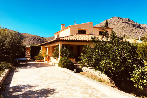Fincahaushälfte in ruhiger Wohnlage mit eigenem Pool und großem Grundstück am Rande des Hafens von Pollença