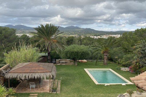 Entzückende Villa mit 3 separaten Wohnungen, Pool und Weitblick bis auf die Berge und den Hafen von Portocolom