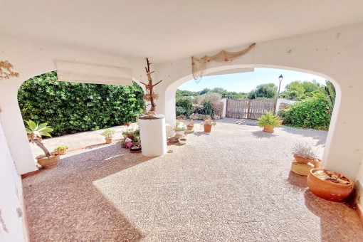 Große, überdachte Terrasse